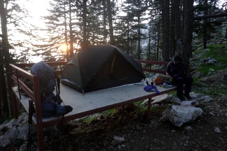 První noc na sedle 1450 m spíme na připravené palandě.